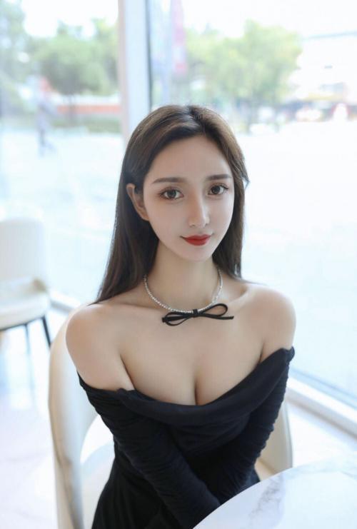 美女做兼职，大劈叉小劈叉老树盘根倒挂蜡 第2张
