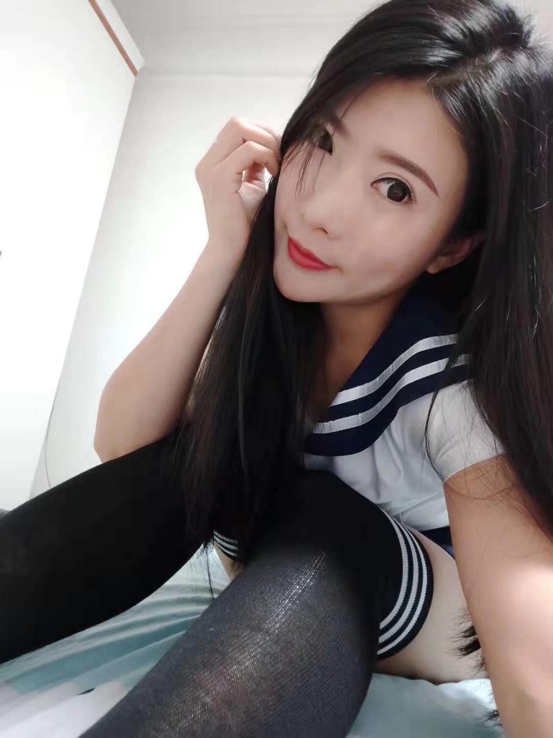 长相身材没得说，看了就硬 第2张