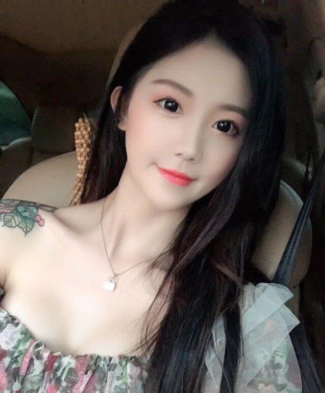 龙华菲菲:白净可爱年龄小,水多羞涩后入爽 第1张