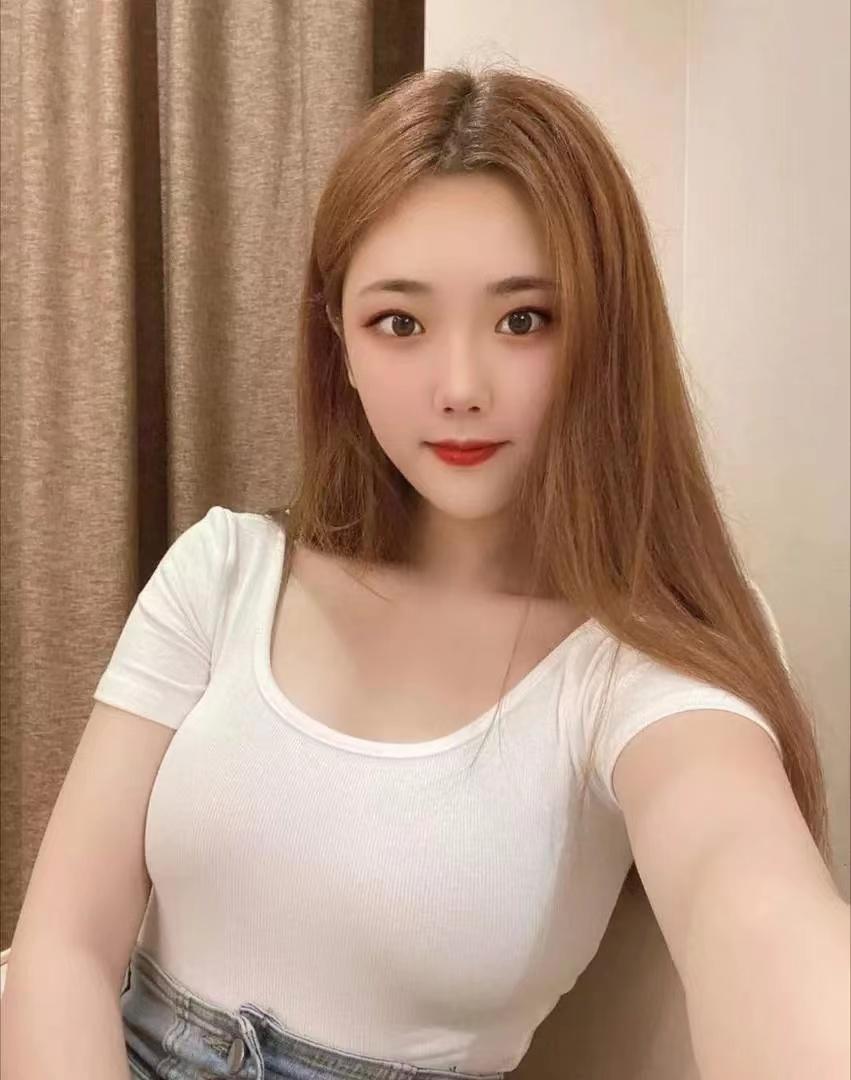约战大胸妹，满嘴的骚话 第1张