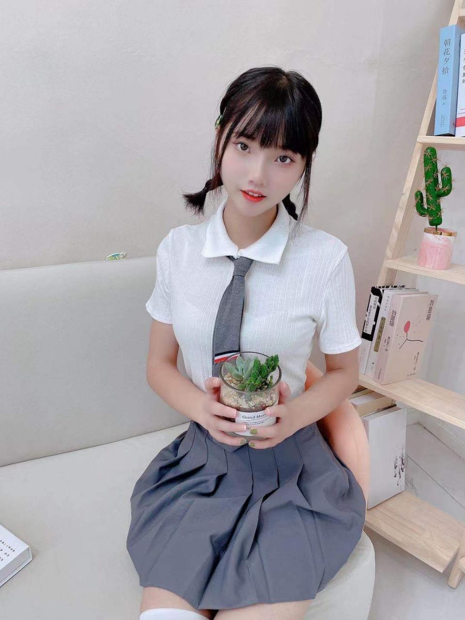 学生妹刚下水冰冰 第2张