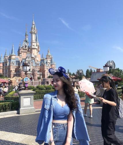 激情邂逅一个00后颜值身材都不错的美女 第1张